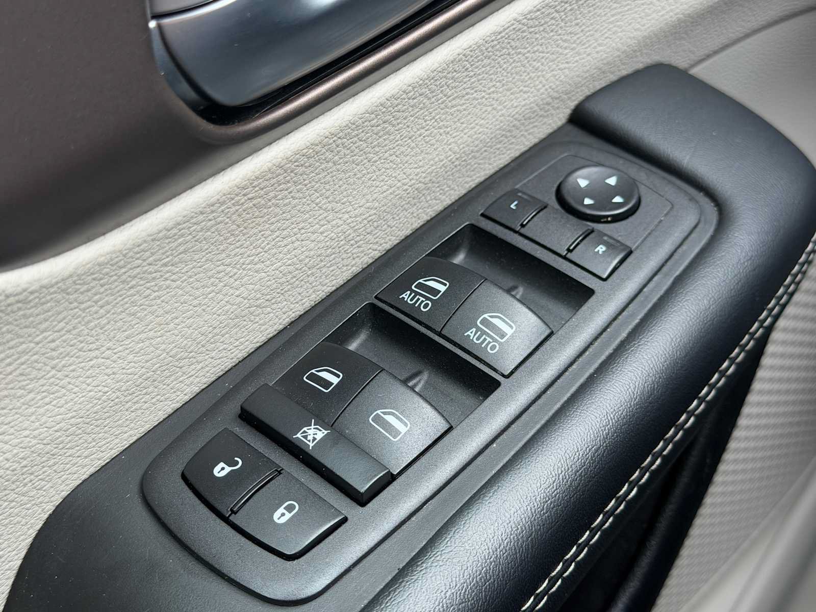 Used 2023 Chrysler Voyager LX FWD image 4