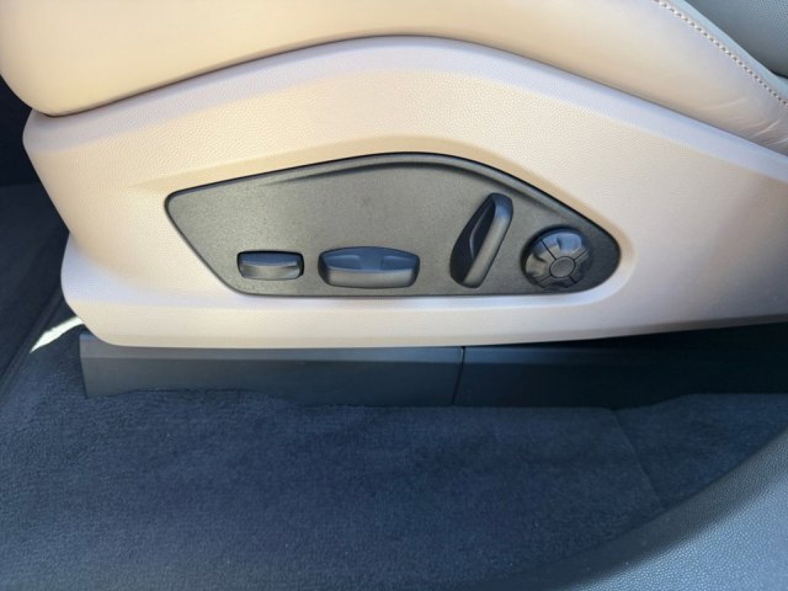 Used 2025 Porsche Macan 4 Electric AWD/4WD image 11