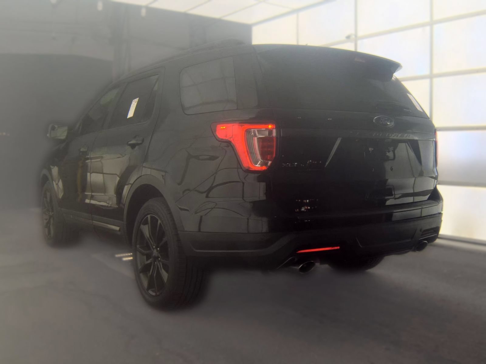 Used 2018 Ford Explorer XLT w/ Equipment Group 202A FWD image 2