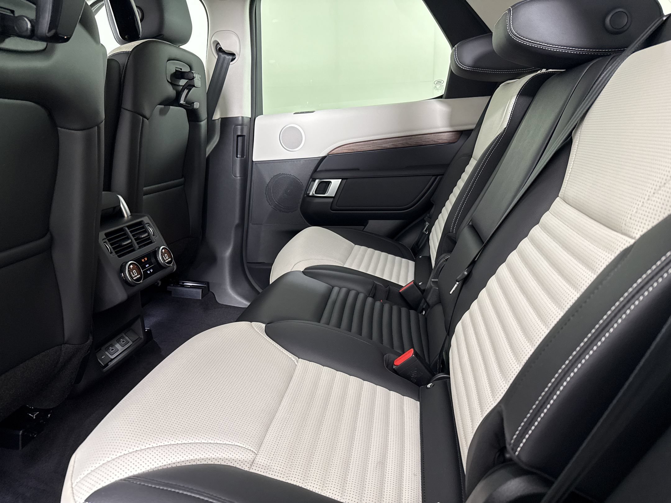 New 2026 Land Rover Discovery S AWD/4WD image 23