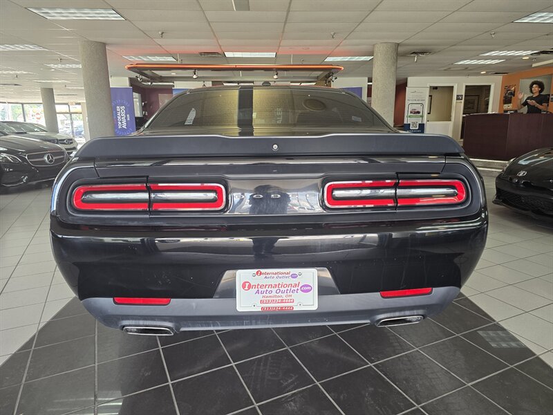 Used 2019 Dodge Challenger SXT w/ Blacktop Package RWD image 5
