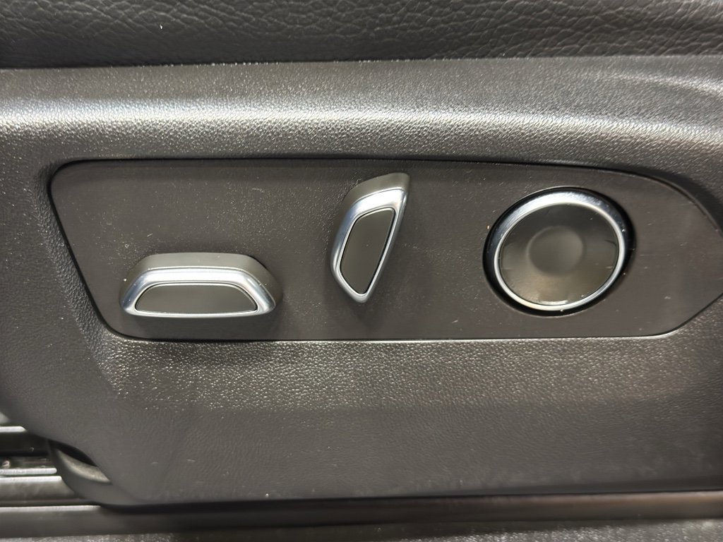 Used 2024 GMC Yukon XL Denali image 16