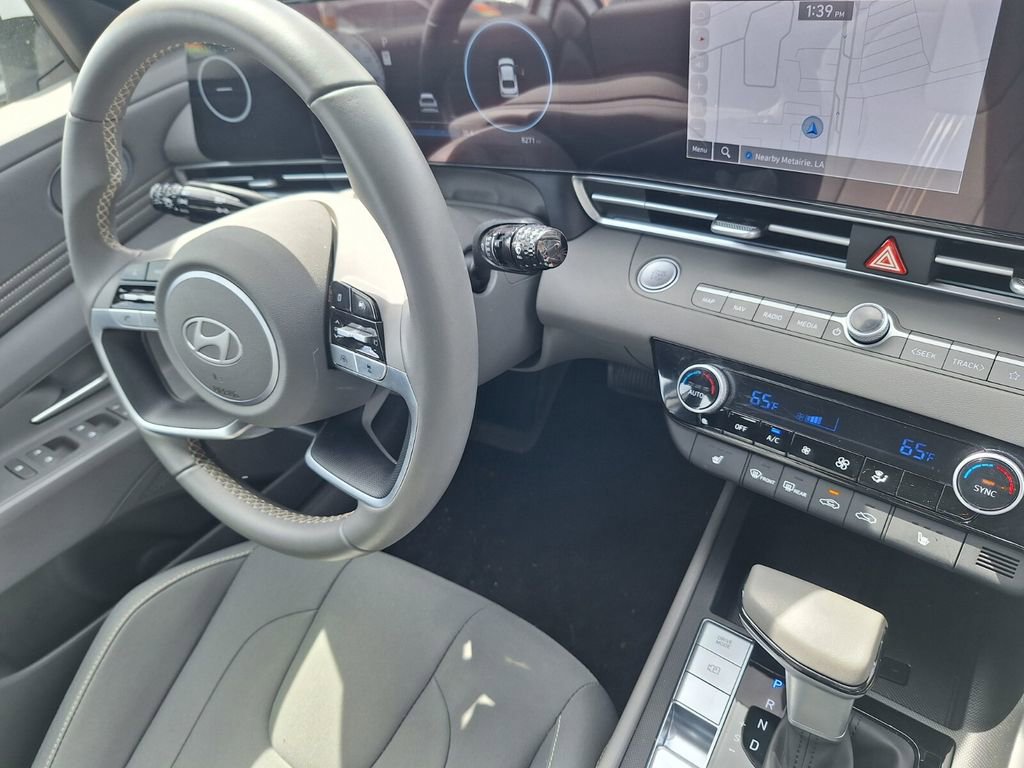 Used 2025 Hyundai Elantra SEL image 31