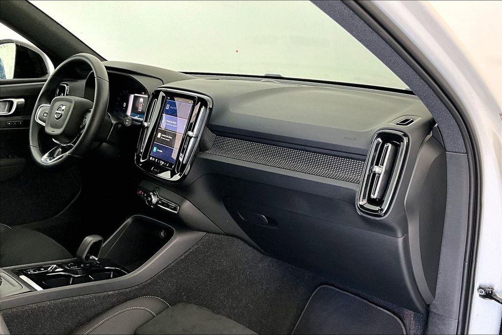 Certified 2025 Volvo XC40 B5 Plus image 22