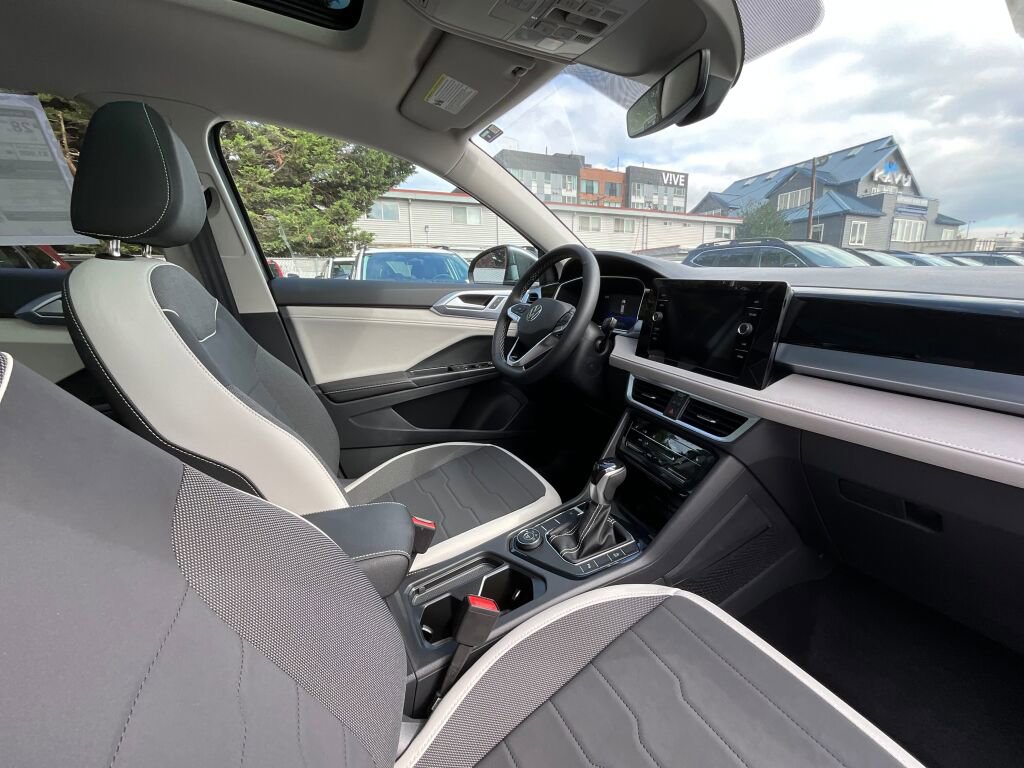 New 2025 Volkswagen Taos SE image 18