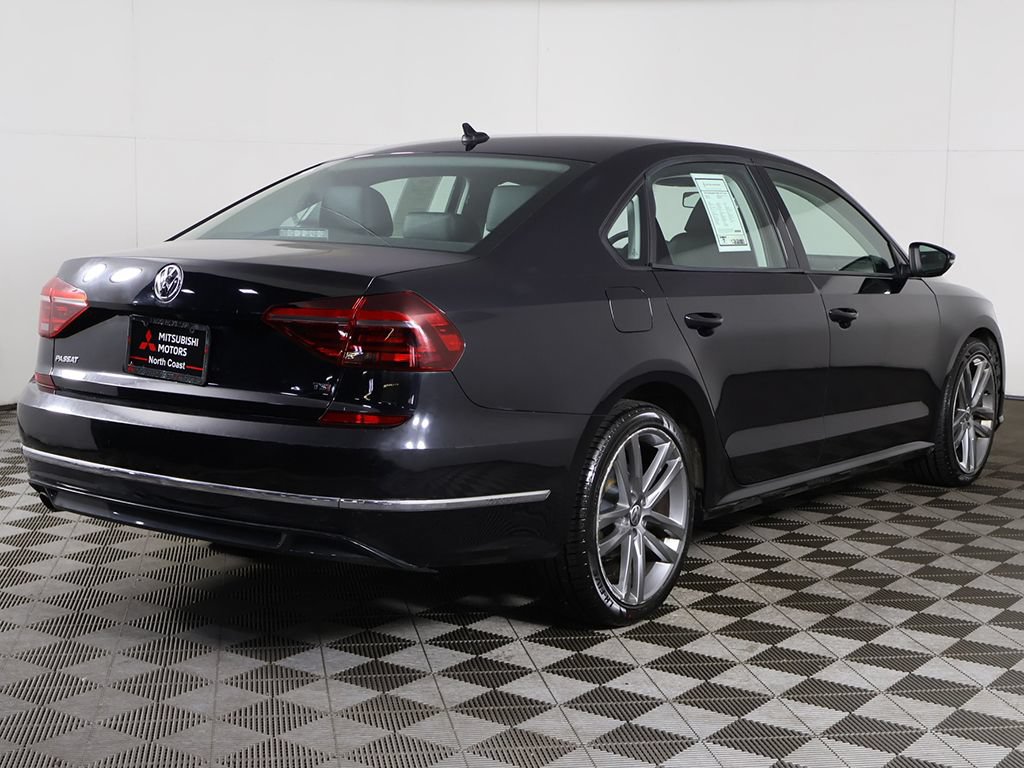 Used 2018 Volkswagen Passat 2.0T R-Line w/ R-Line Lighting Package FWD image 10