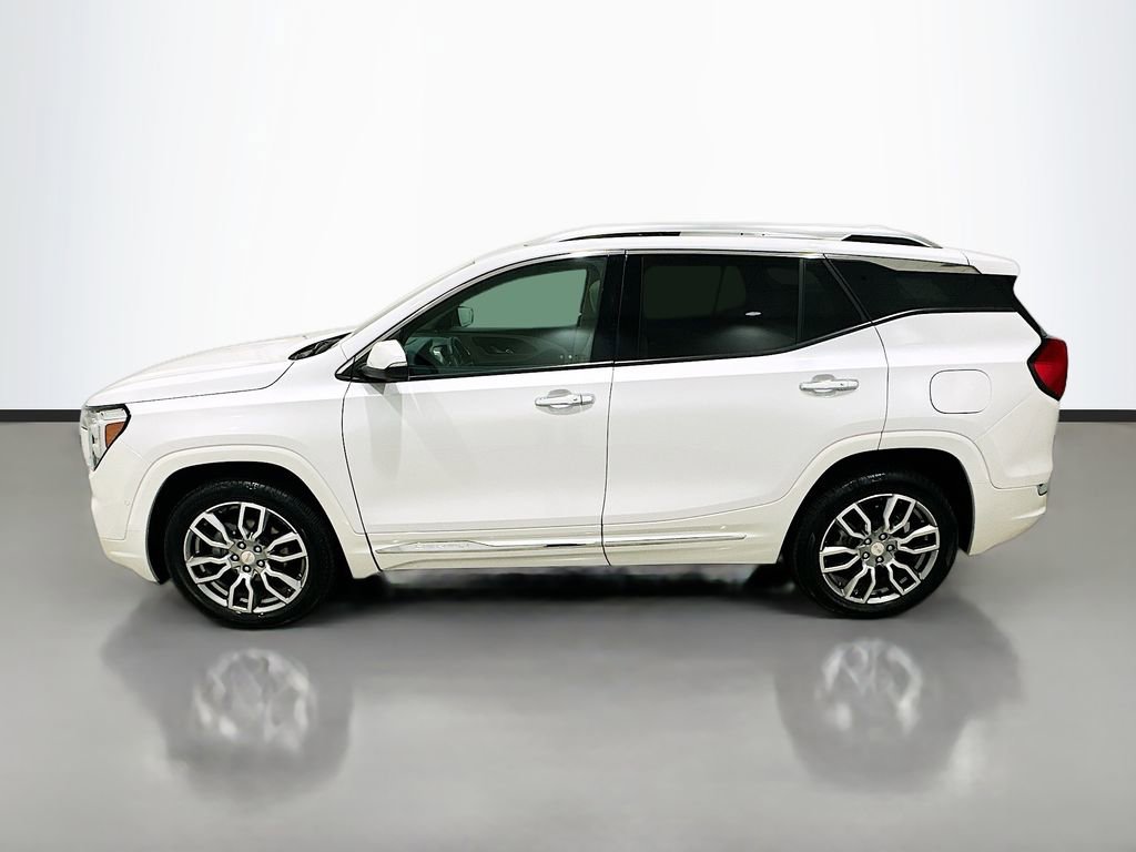 Used 2024 GMC Terrain Denali w/ Denali Premium Package AWD/4WD image 4