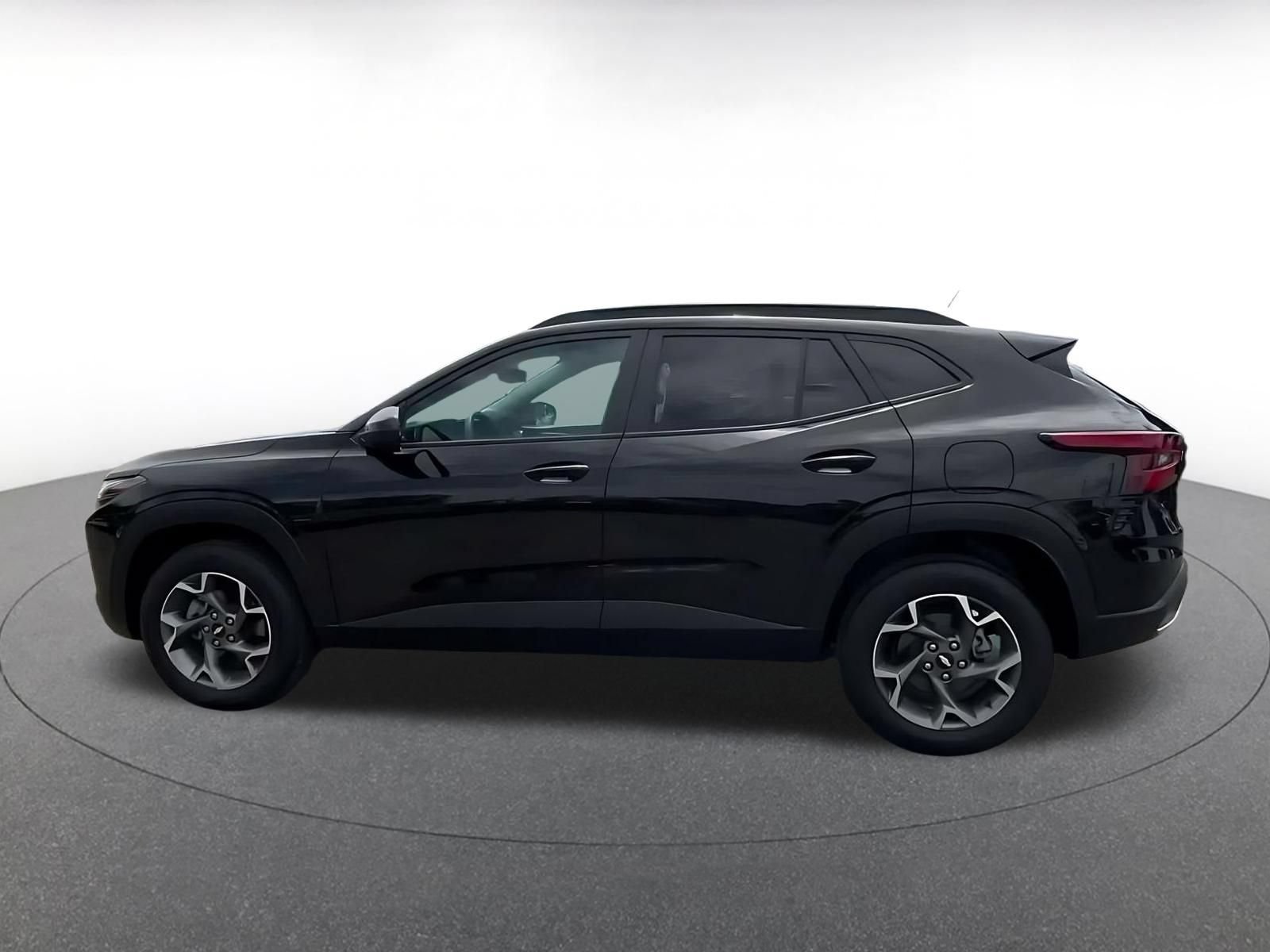 Used 2025 Chevrolet Trax LT FWD image 8