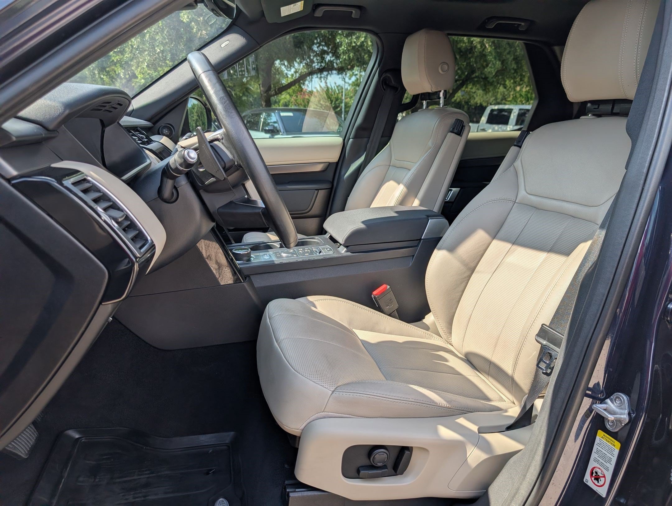Used 2018 Land Rover Discovery SE AWD/4WD image 4