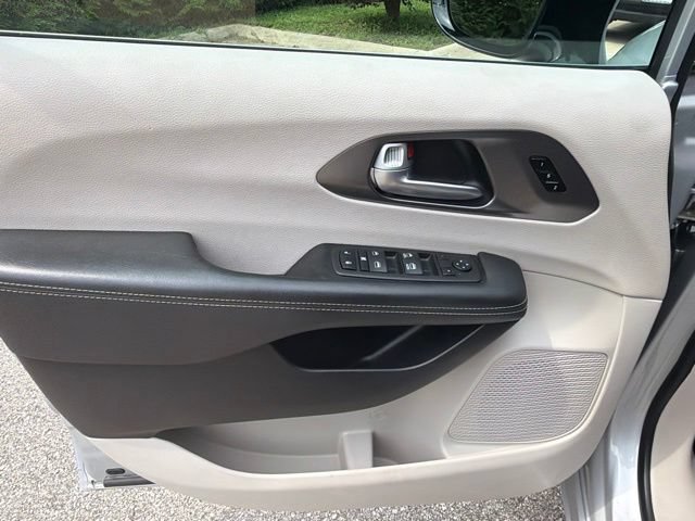 Used 2024 Chrysler Pacifica Touring-L FWD image 19