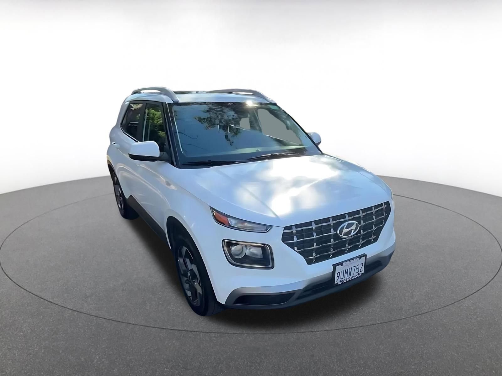 Used 2025 Hyundai Venue SEL image 3