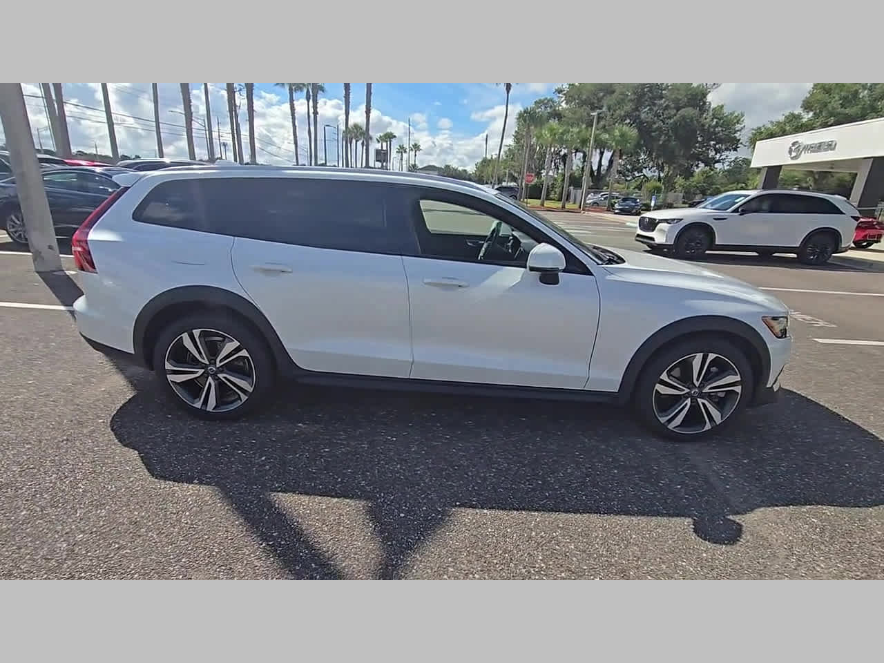 Used 2023 Volvo V60 B5 Cross Country Plus image 35