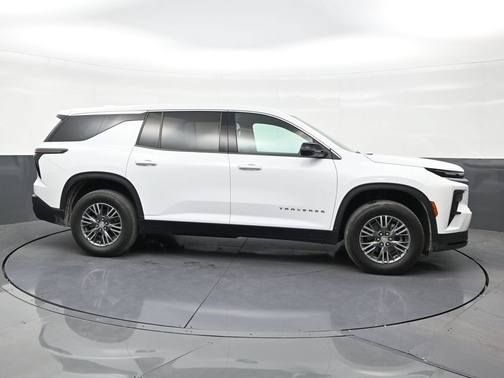 Used 2024 Chevrolet Traverse LS FWD image 6