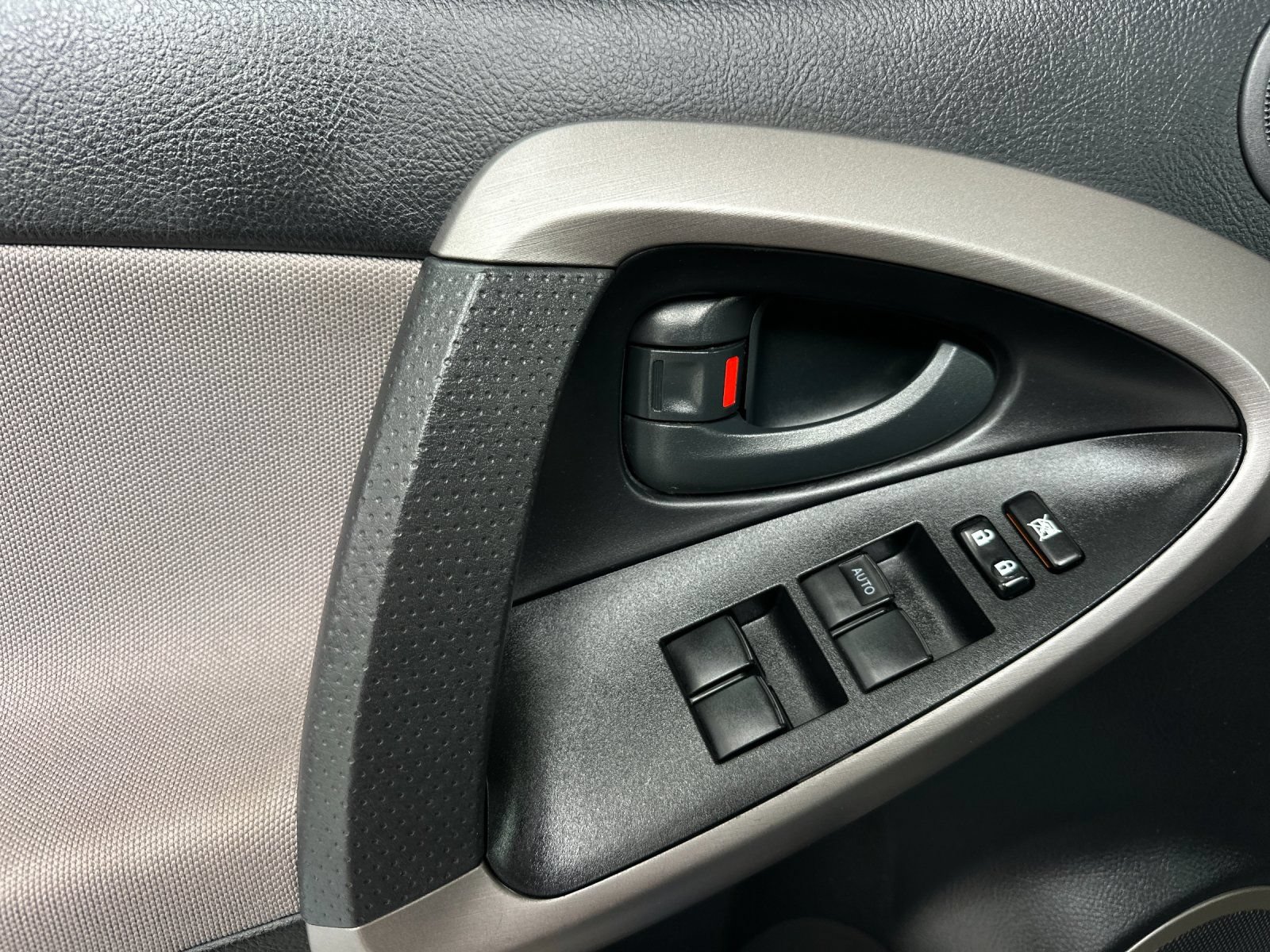 Used 2008 Toyota RAV4 2WD w/ 3rd Row image 10