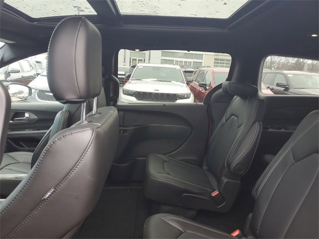 New 2026 Chrysler Pacifica Select image 9