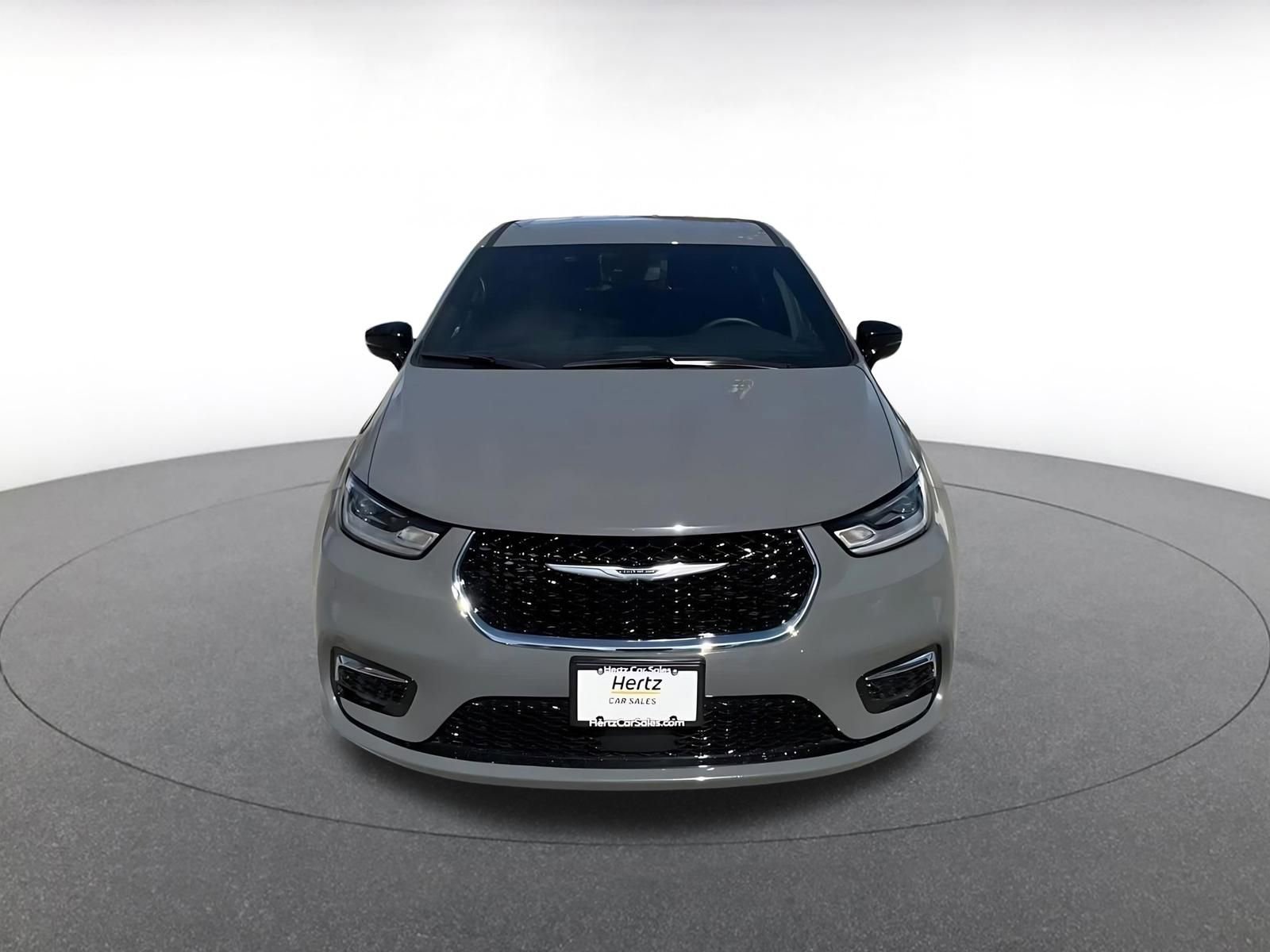 Used 2025 Chrysler Pacifica Select image 4