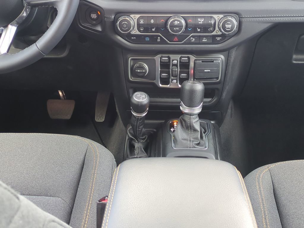 Used 2025 Jeep Wrangler Unlimited Sahara w/ Safety Group AWD/4WD image 20