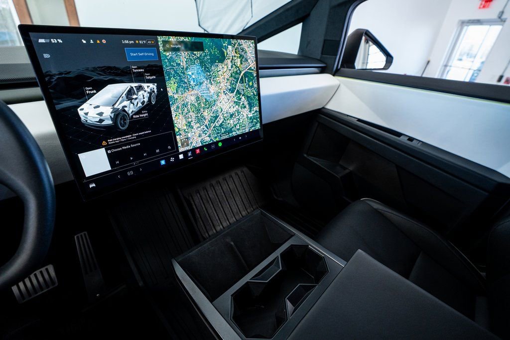 Used 2024 Tesla Cybertruck AWD Crew Cab image 39