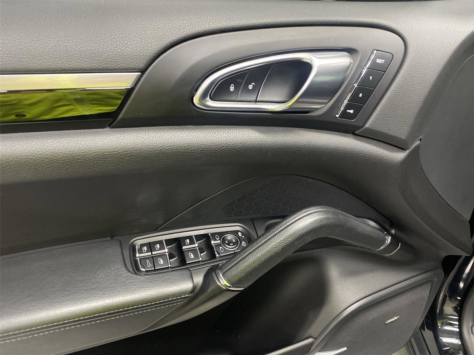 Used 2018 Porsche Cayenne image 19