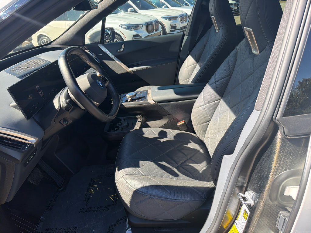 Used 2023 BMW iX xDrive50 w/ Sport Package AWD/4WD image 9