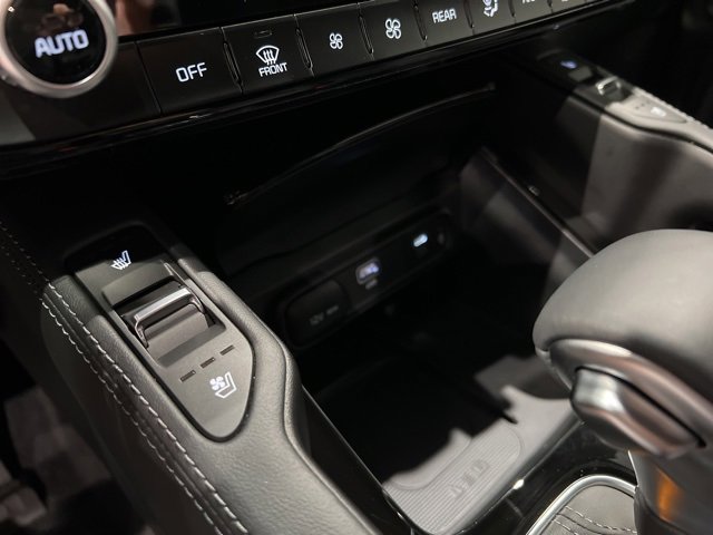Used 2025 Kia Telluride AWD image 23