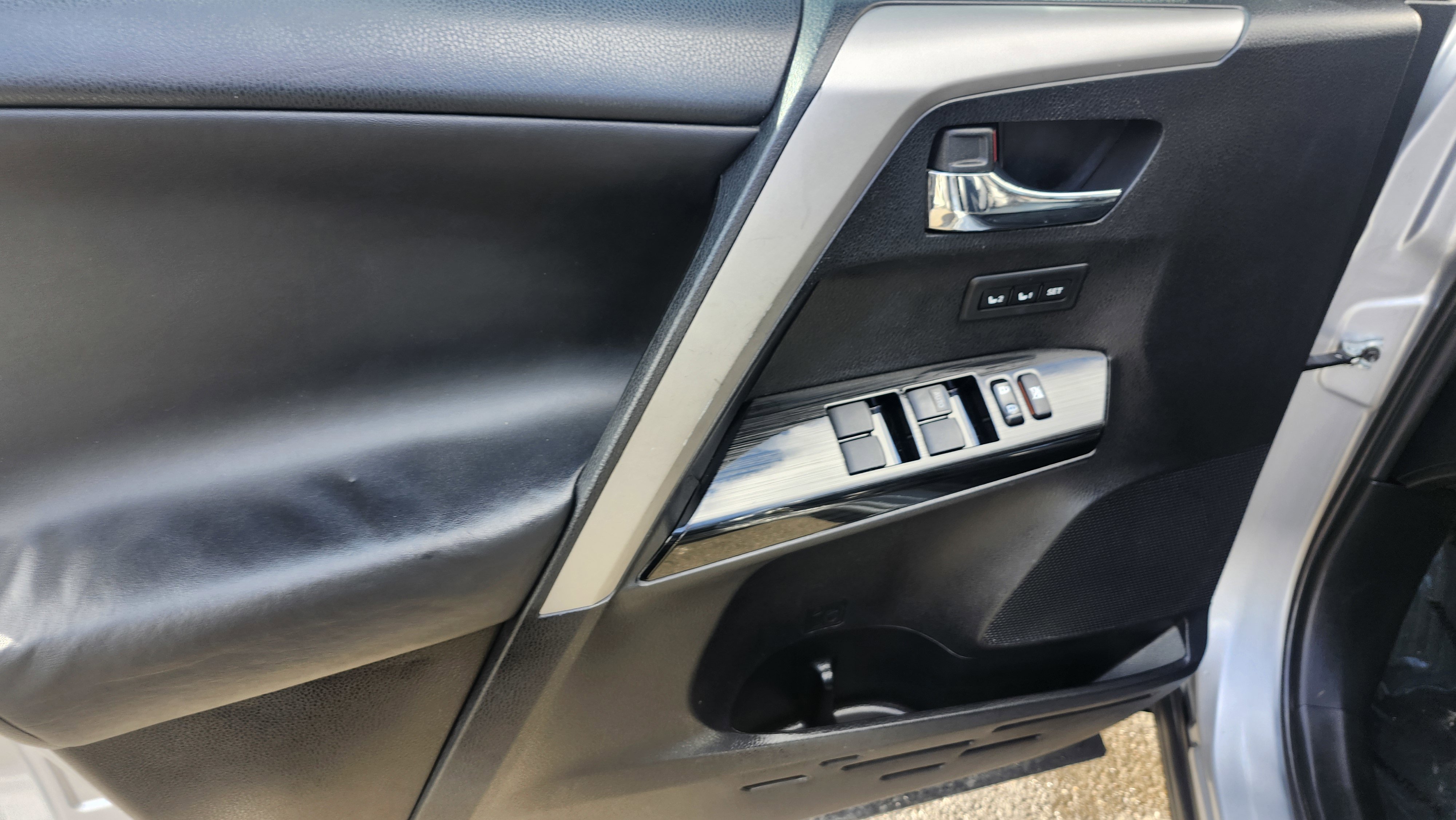 Used 2016 Toyota RAV4 Limited image 25