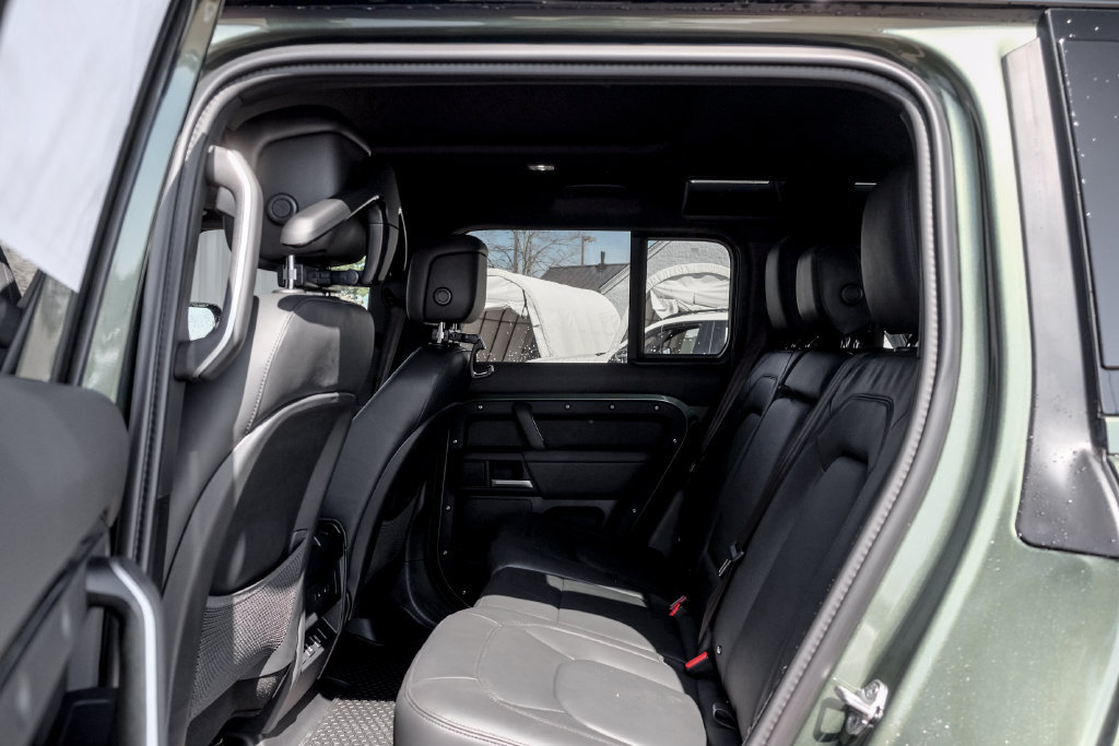 New 2026 Land Rover Defender 110 X-Dynamic SE AWD/4WD image 17