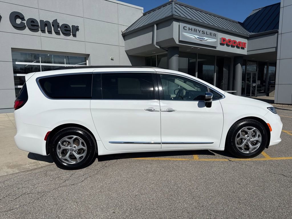 Used 2023 Chrysler Pacifica Limited image 8
