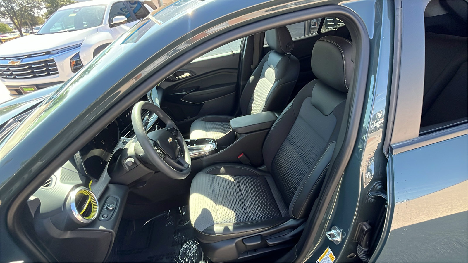 Used 2025 Chevrolet Trax LT FWD image 10
