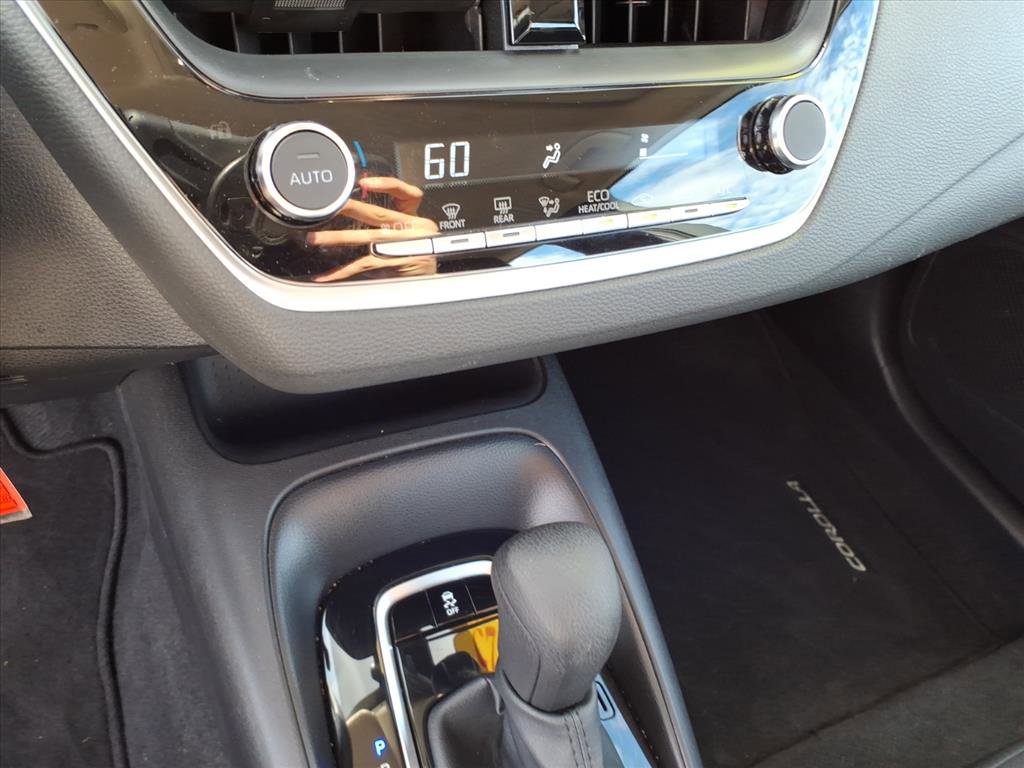 Used 2025 Toyota Corolla LE image 32