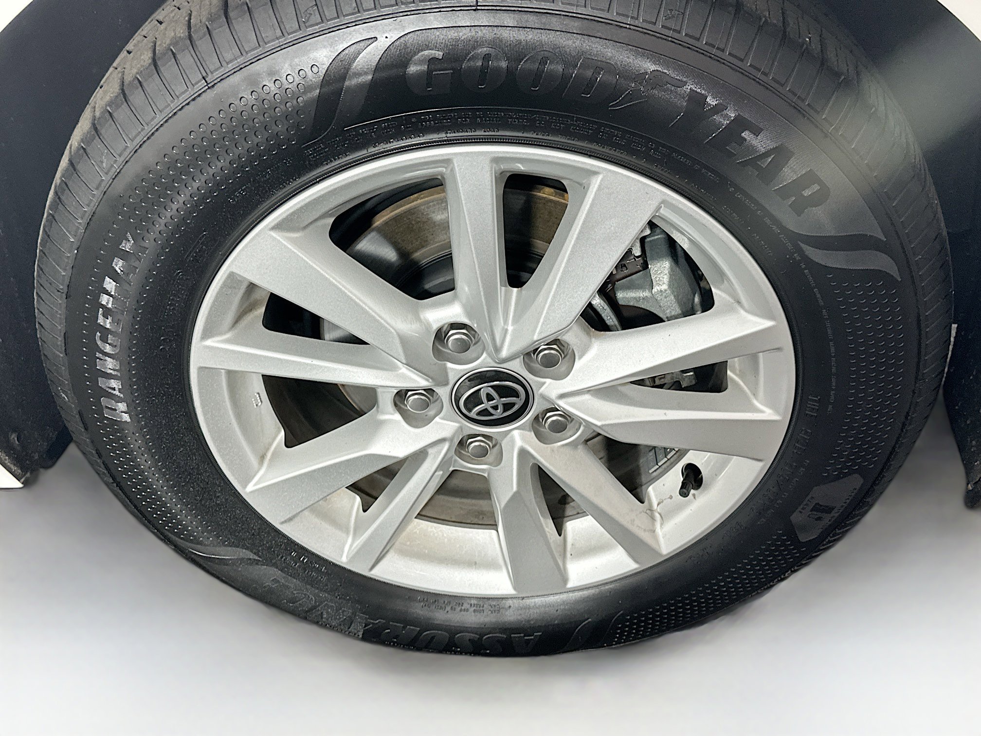 Used 2025 Toyota Camry LE w/ Convenience Package image 11