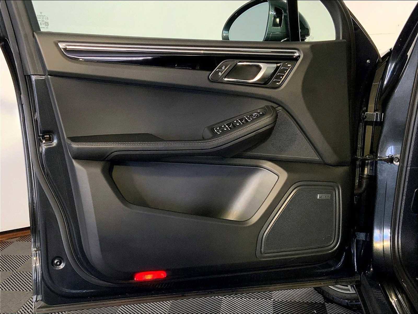 Used 2025 Porsche Macan image 25