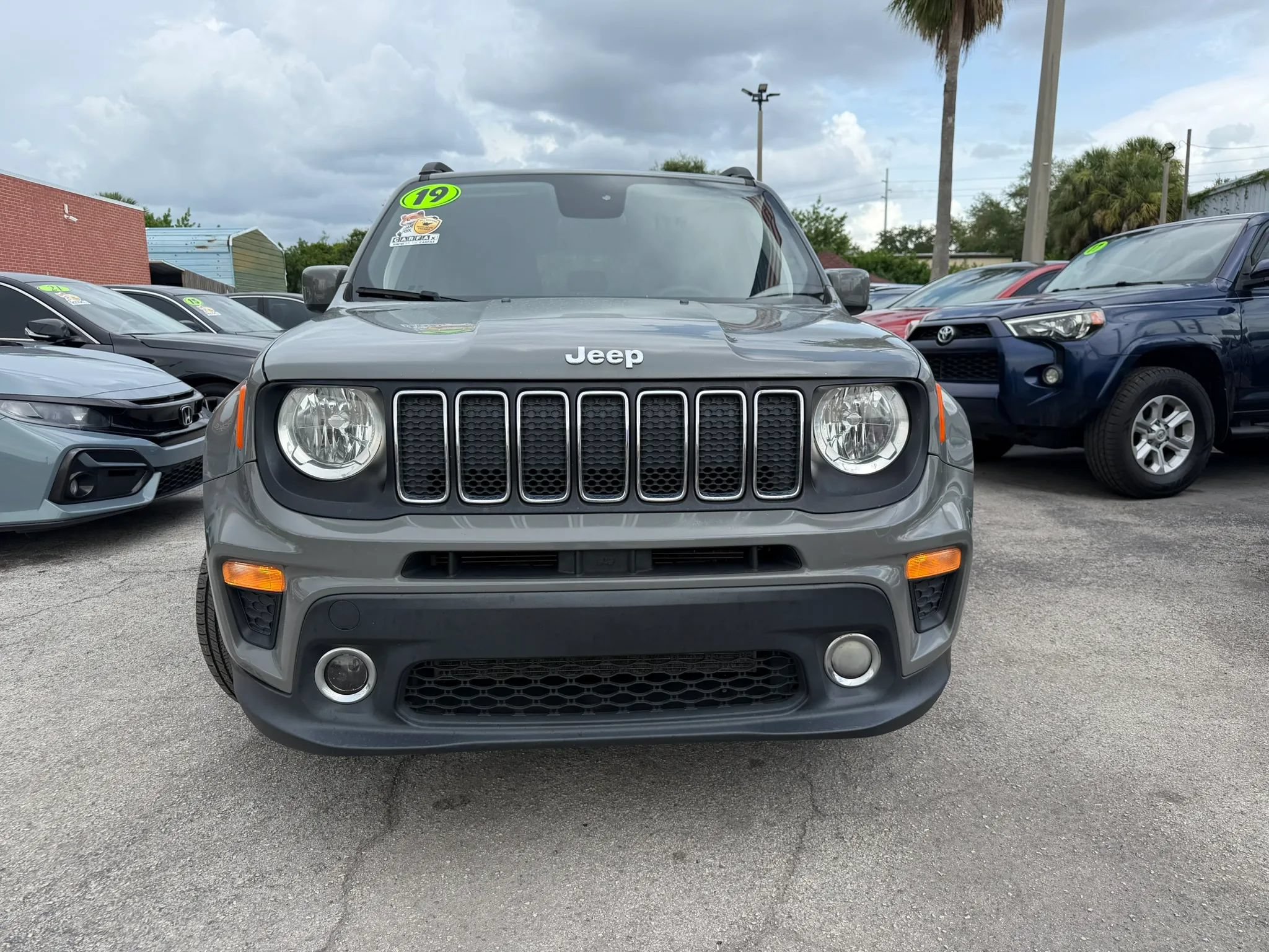 Used 2019 Jeep Renegade Latitude FWD image 2