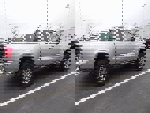 Used 2017 Toyota Tacoma SR5 w/ Tow Package image 6