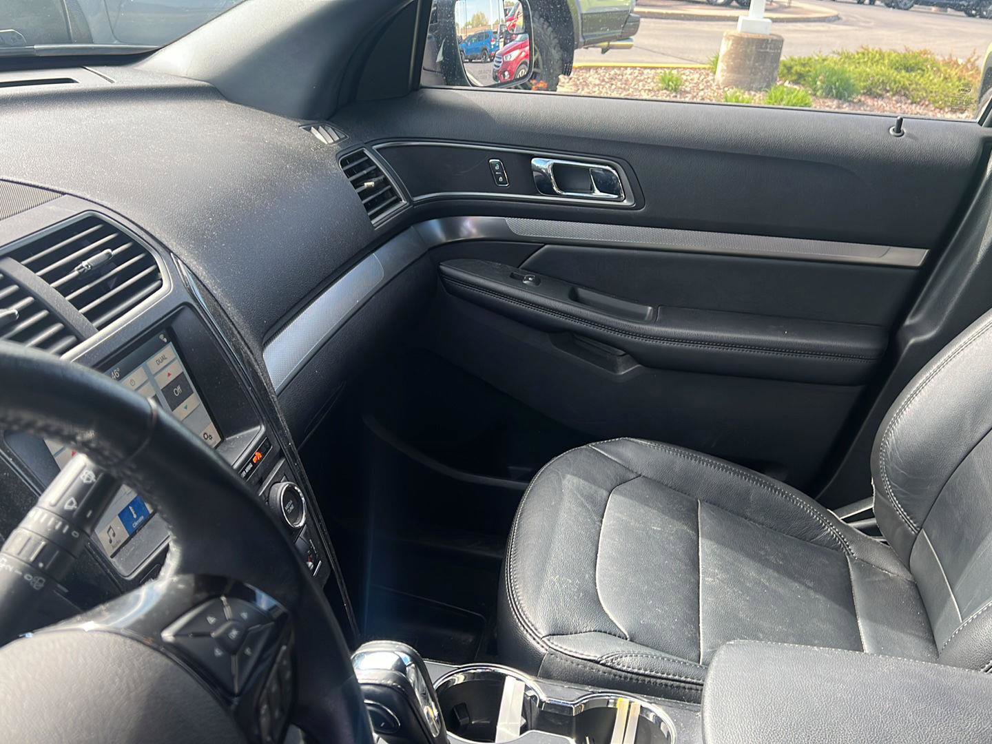 Used 2018 Ford Explorer XLT w/ Equipment Group 202A AWD/4WD image 18