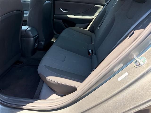 Certified 2025 Hyundai Elantra SE FWD image 9