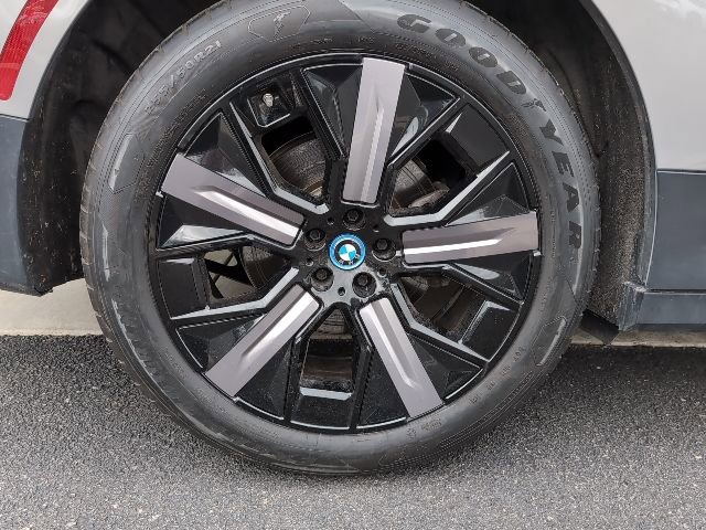 Used 2024 BMW iX xDrive50 w/ Premium Package image 9