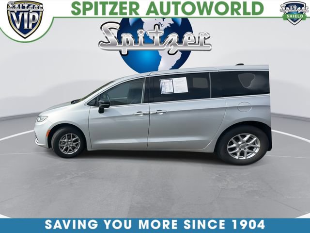 Used 2024 Chrysler Pacifica Touring-L image 6