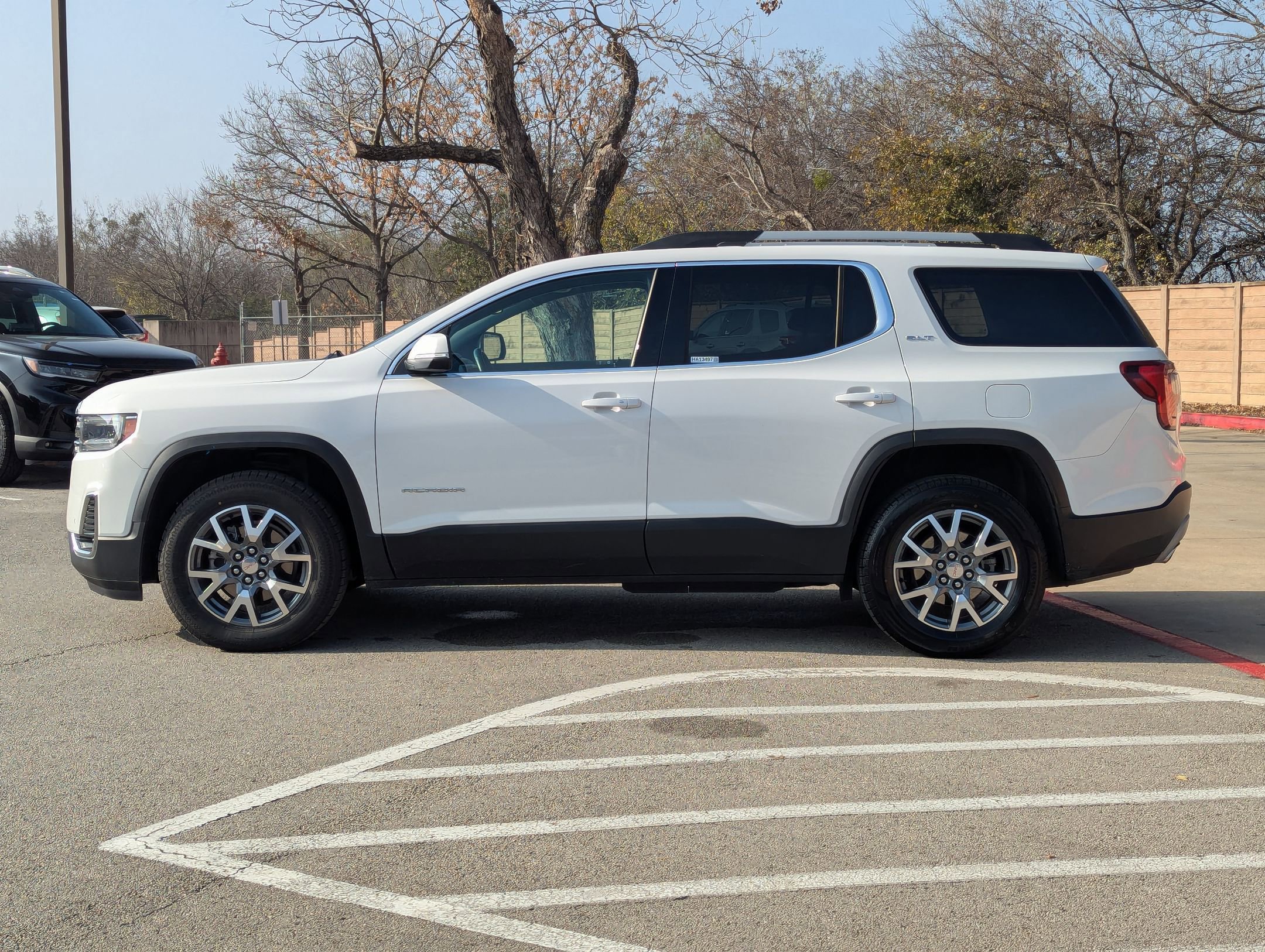 Used 2023 GMC Acadia SLT image 7
