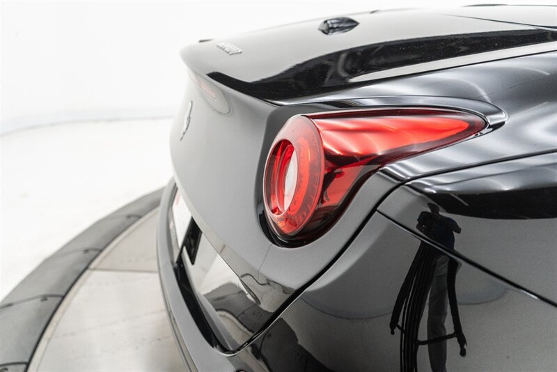Used 2017 Ferrari California T RWD image 27