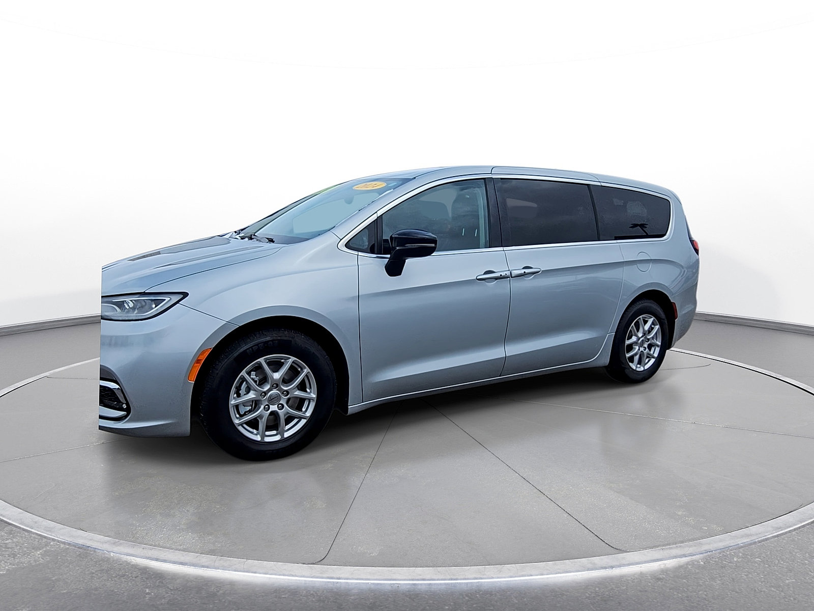 Used 2024 Chrysler Pacifica Touring-L FWD image 4