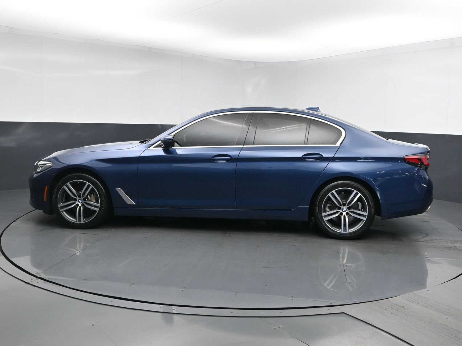 Used 2021 BMW 530i xDrive w/ Convenience Package AWD/4WD image 4
