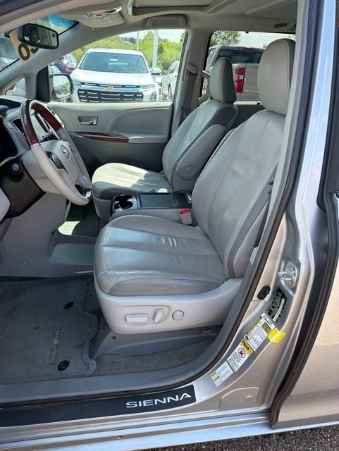 Used 2014 Toyota Sienna Limited w/ Limited Premium Package AWD/4WD image 5