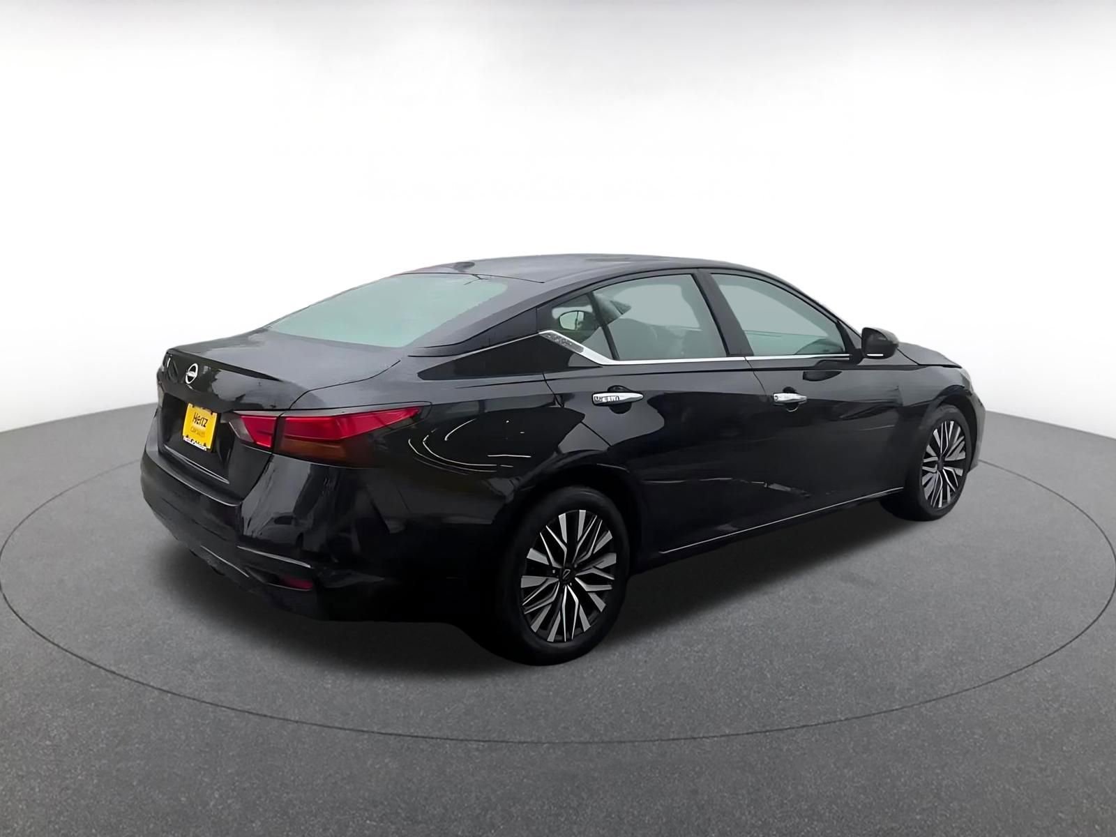 Used 2025 Nissan Altima 2.5 SV FWD image 14