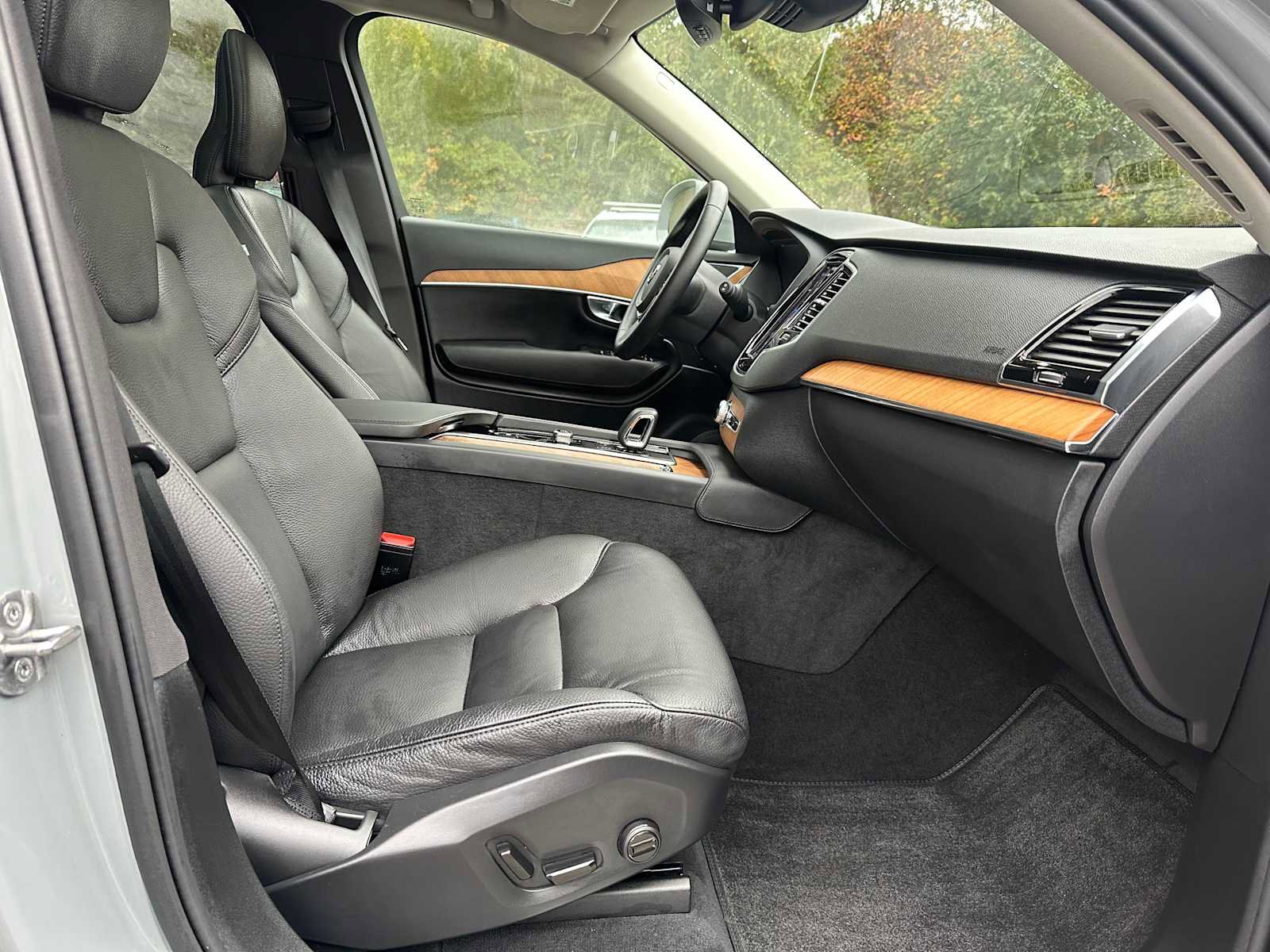 Certified 2025 Volvo XC90 B6 Plus image 10