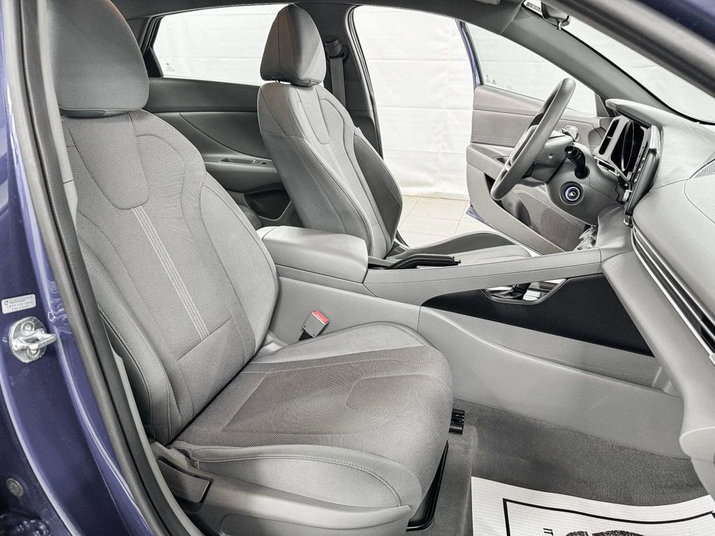 Used 2021 Hyundai Elantra SE FWD image 12