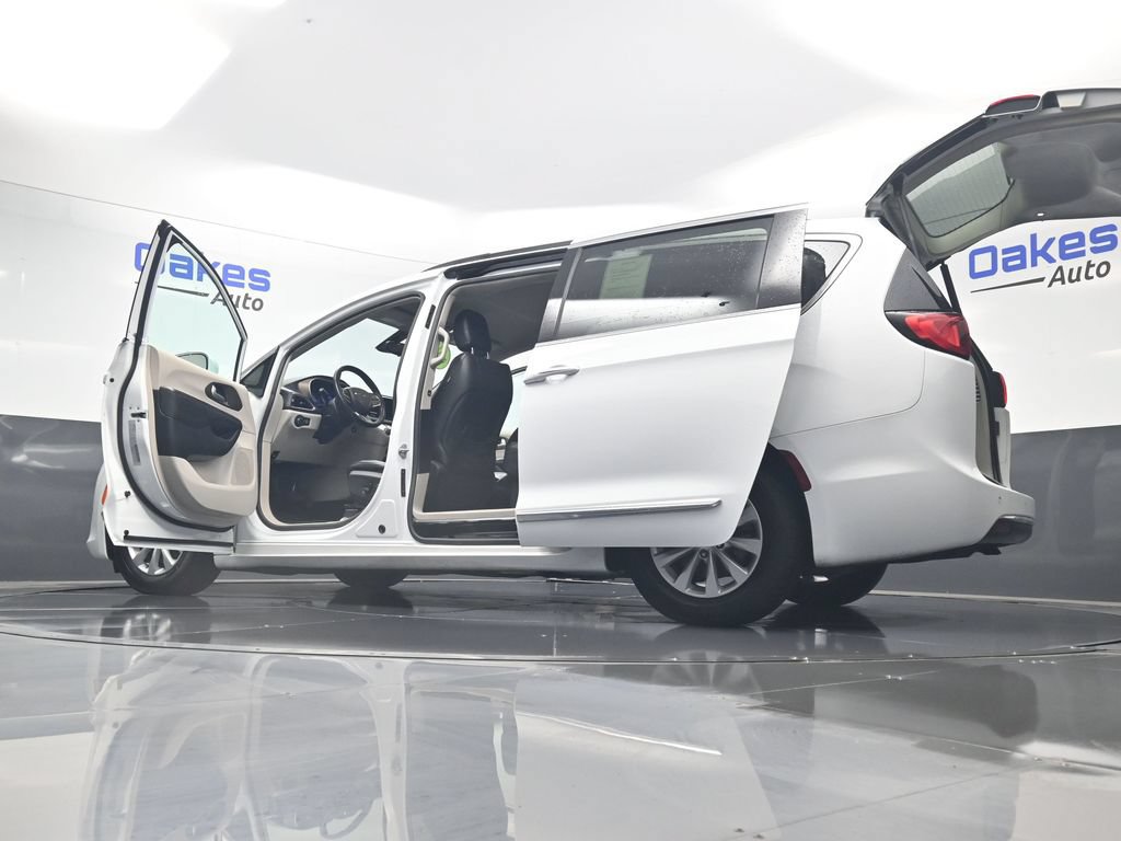 Used 2017 Chrysler Pacifica Touring-L FWD image 58