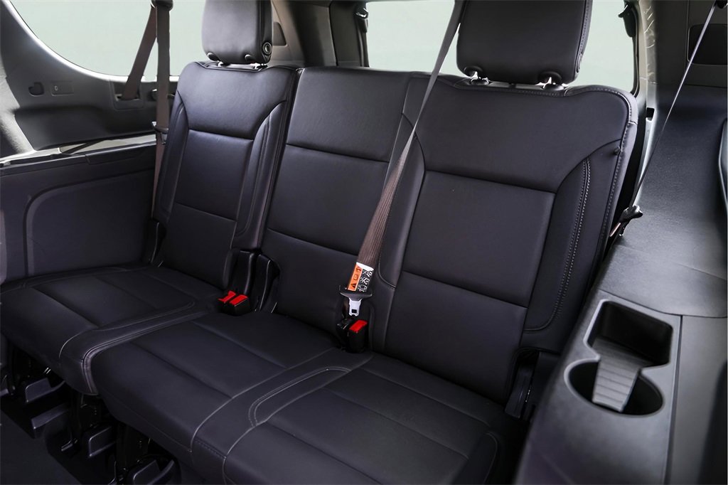 Used 2025 Chevrolet Suburban Z71 image 28