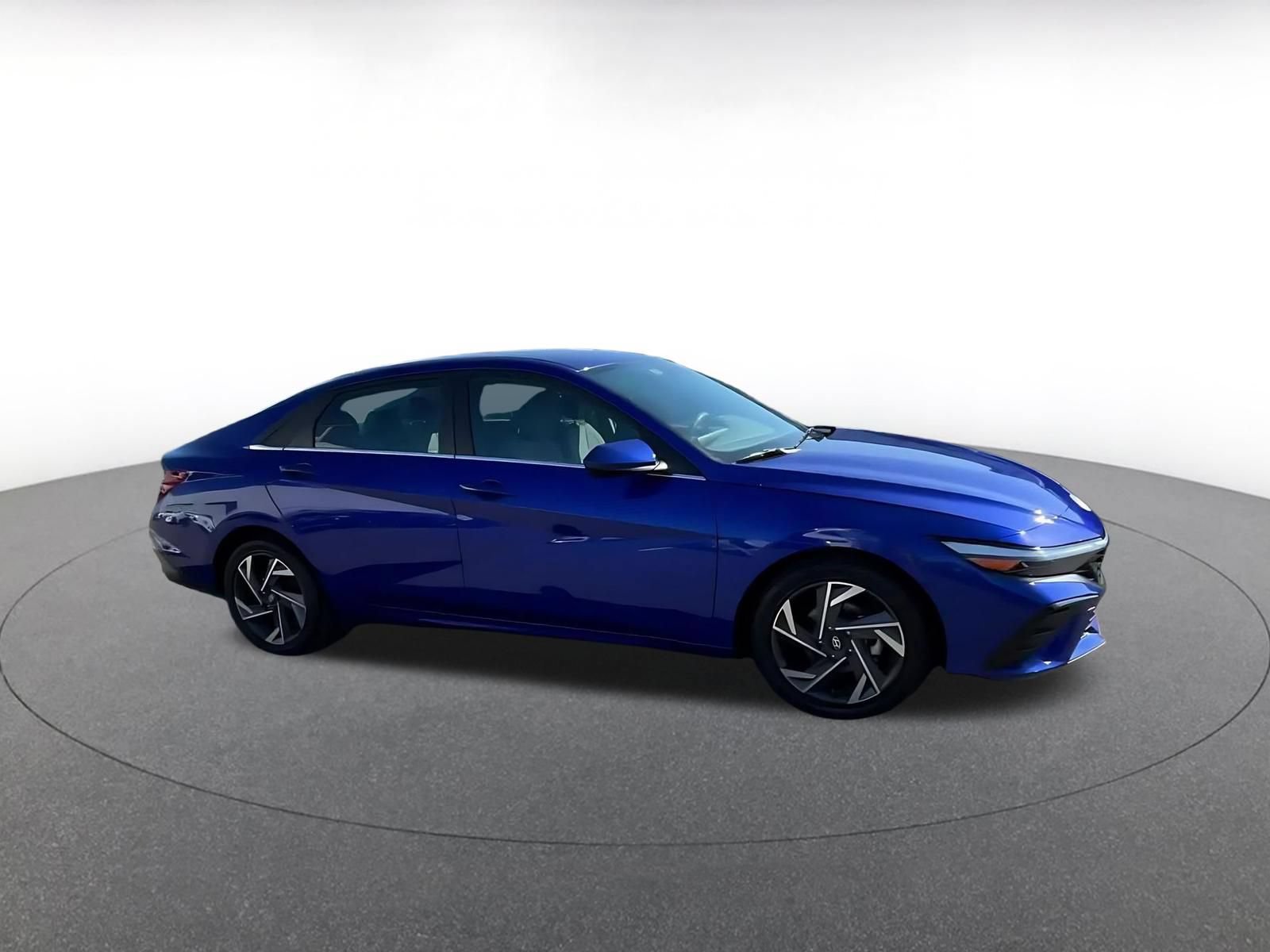 Used 2025 Hyundai Elantra SEL FWD image 2