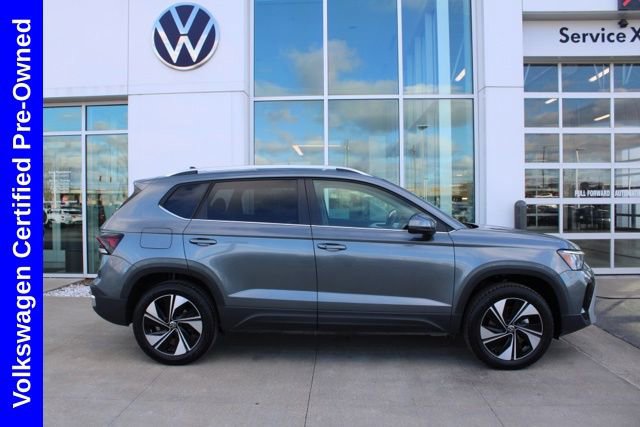 Used 2025 Volkswagen Taos SE w/ Panoramic Sunroof Package image 5
